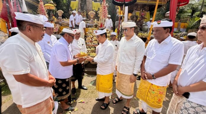 Pemerintah Kabupaten Badung memperkuat hubungan spiritual dan persaudaraan umat Hindu lintas daerah melalui pelaksanaan bhakti penganyaran di Pura Kahyangan Jagat Mandara Giri Semeru Agung, Desa Senduro, Kabupaten Lumajang, Jawa Timur, Jumat (10/7/2026).
