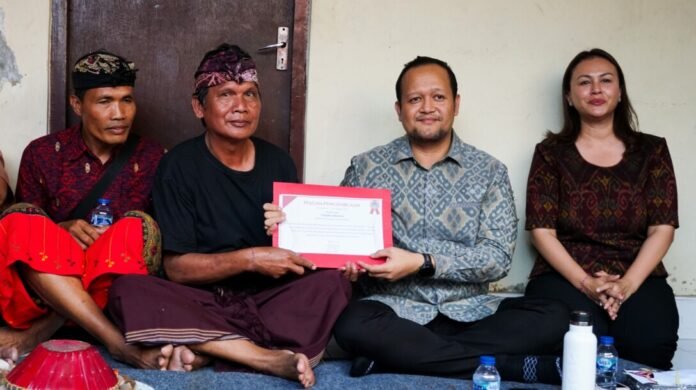 Pemerintah Kabupaten Badung terus memperkuat pelayanan administrasi kependudukan yang mudah dan cepat bagi masyarakat. Komitmen tersebut diwujudkan melalui penyerahan Piagam Penghargaan Tertib Administrasi Pengurusan Akta Kematian dan Kartu Keluarga (KK) kepada ahli waris warga Banjar Belawan, Desa Dauh Yeh Cani, Kecamatan Abiansemal, Senin (27/7/2026).