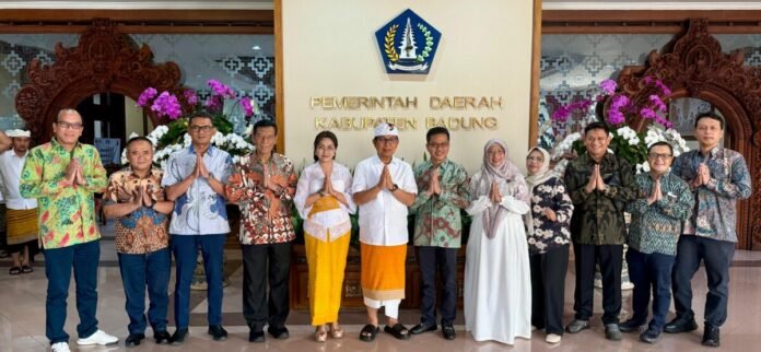 Bupati Wayan Adi Arnawa menerima kunjungan kerja dan study tiru rombongan Pemkab Bandung, Provinsi Jawa Barat di Ruang Tamu Bupati, Pusat Pemerintahan (Puspem) Badung, Selasa (14/7).