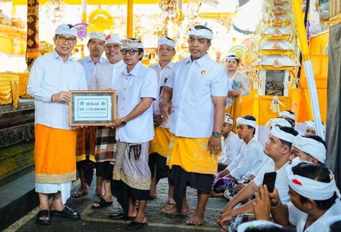 Komitmen Pemerintah Kabupaten Badung dalam menjaga keberlangsungan adat dan budaya Bali kembali diwujudkan melalui dukungan terhadap pelaksanaan Karya Ngenteg Linggih dan Padudusan Agung Menawa Ratna, Madasar Tawur Balik Sumpah Madyaning Utama di Pura Dalem Desa Adat Ambengan, Desa Ayunan, Kecamatan Abiansemal, Rabu (29/7/2026).