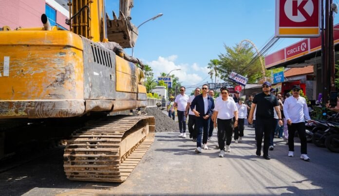 Bupati Wayan Adi Arnawa bersama Wabup Bagus Alit Sucipta saat meninjau proyek strategis Pengendali Banjir di wilayah Kecamatan Kuta, Sabtu, (18/7).