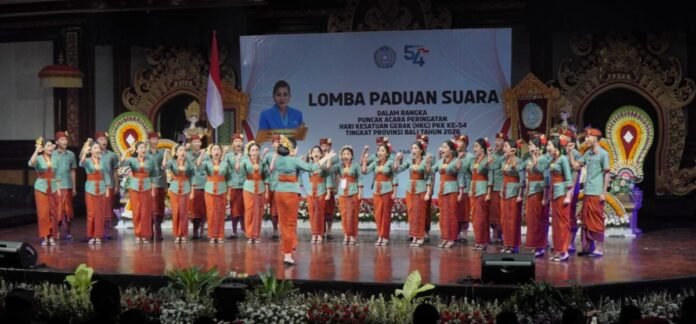 TP PKK Kabupaten Bangli menampilkan kekompakan dalam Lomba Paduan Suara HKG PKK ke-54 Tingkat Provinsi Bali di Gedung Ksirarnawa, Denpasar, sebagai wujud semangat pengabdian dan komitmen mendukung kesejahteraan keluarga.
