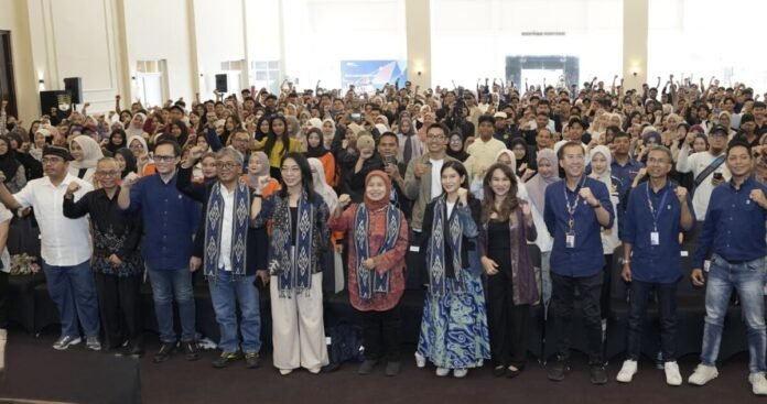 Juri 17th SATU Indonesia Awards 2026, bersama Sekretaris Daerah Provinsi Nusa Tenggara Barat Abul Chair, Ak. (kedua kiri), serta Penerima Apresiasi SATU Indonesia Awards 2023 Bidang Teknologi sekaligus Fasilitator Ecobiz Desa Sejahtera Astra Sasak Ende Lombok Reza Permadi (kiri) saat berfoto bersama para peserta Roadshow 17th SATU Indonesia Awards 2026 di Mataram, Nusa Tenggara Barat, pada Selasa (7/7/2026).