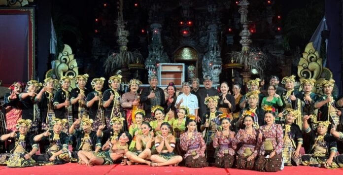 Malam pementasan Utsawa (Parade) Gong Kebyar Dewasa dalam rangkaian Pesta Kesenian Bali (PKB) XLVIII Tahun 2026 berlangsung meriah di Panggung Terbuka Ardha Candra, Taman Budaya Provinsi Bali, Denpasar, Rabu (8/7/2026).