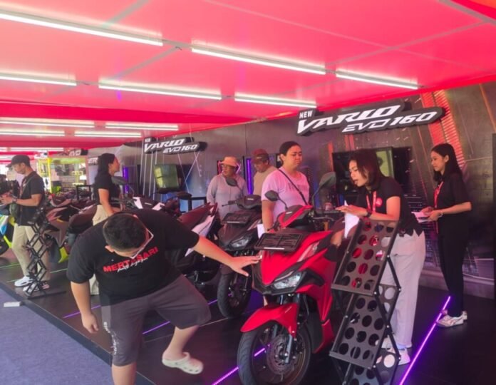 Astra Motor Bali menghadirkan pengalaman berbeda bagi masyarakat melalui Regional Public Exhibition New Honda Vario EVO 160 yang digelar di Lapangan Puputan I Gusti Ngurah Made Agung, Denpasar, pada 11–12 Juli 2026.