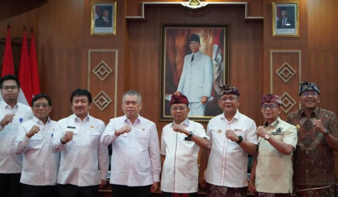 Sejumlah proyek strategis menjadi pembahasan dalam pertemuan Gubernur Bali Wayan Koster dengan Menteri Perhubungan RI Dudy Purwagandhi di Kertha Sabha, Jayasabha, Denpasar, Kamis (9/7/2026).