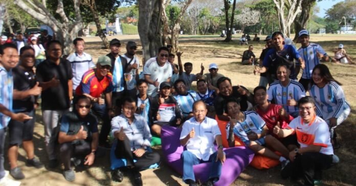 Suasana kawasan Peninsula, ITDC Nusa Dua, dipenuhi antusiasme ratusan masyarakat dan wisatawan saat menyaksikan laga perempat final Piala Dunia 2026 antara Argentina menghadapi Swiss dalam acara 