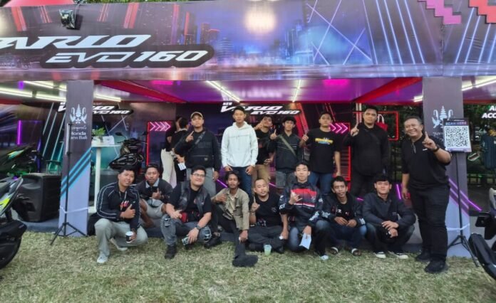 Sebanyak puluhan bikers dari berbagai komunitas Honda mengikuti kegiatan city rolling dengan membawa pesan keselamatan berkendara melalui kampanye #Cari_Aman, Sabtu (11/7/2026).