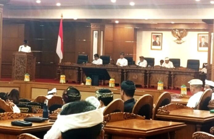 DPRD Provinsi Bali menyampaikan tanggapan atas pendapat Gubernur Bali terhadap Rancangan Peraturan Daerah (Raperda) Inisiatif DPRD tentang Tata Cara Pembentukan Produk Hukum Daerah dalam Rapat Paripurna ke-44 DPRD Bali Masa Persidangan III Tahun Sidang 2025-2026, Selasa (14/7/2026).