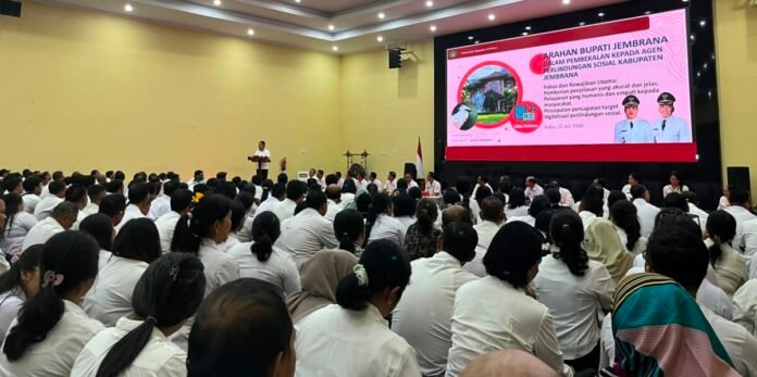 Bupati Jembrana I Made Kembang Hartawan meminta Agen Perlinsos memastikan data warga valid, objektif, dan transparan melalui penyampaian hasil pendataan serta verifikasi bagi warga yang mengajukan sanggahan.