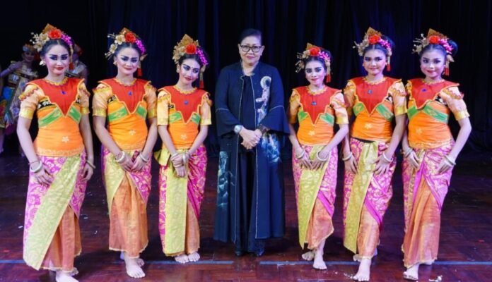 Festival Seni Bali Jani (FSBJ) VIII Tahun 2026 kembali menghadirkan karya yang mengajak penonton merenungkan makna kehidupan. Kali ini, Gedung Ksirarnawa, Taman Budaya Provinsi Bali, menjadi panggung bagi pertunjukan puisi-musik “Sura-Atma” yang dibawakan Dermaga Seni Buleleng, Jumat (17/7/2026) sore.