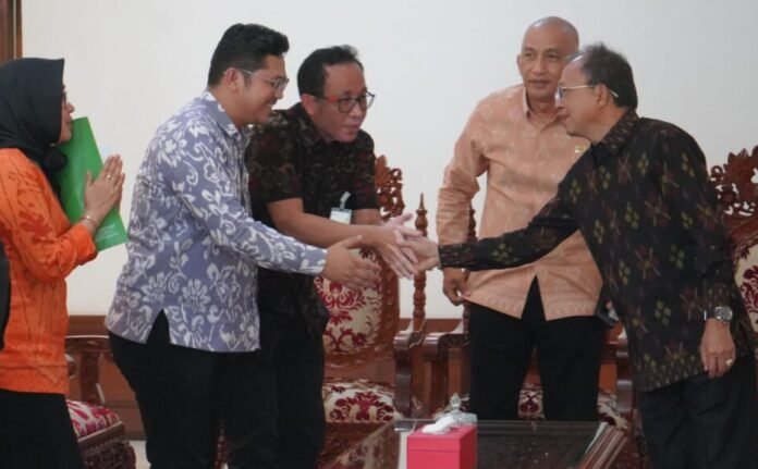 Kepala BPJS Ketenagakerjaan Kantor Wilayah Bali, Nusa Tenggara, dan Papua, I Nyoman Suarja, saat bertemu Gubernur Koster di Jayasabha, Denpasar, Selasa (21/7/2026).