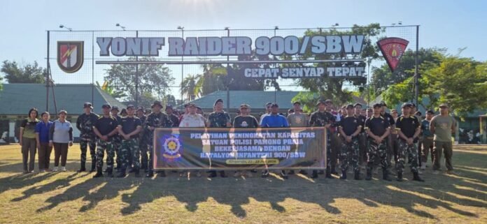 Satpol PP Kabupaten Buleleng meningkatkan kapasitas personel melalui pelatihan bersama Yonif Raider 900/SBW untuk memperkuat disiplin, keterampilan, dan profesionalisme dalam melayani masyarakat.
