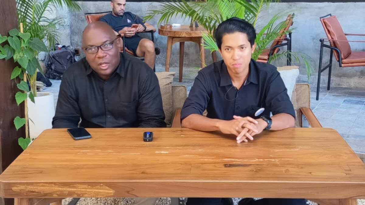 Gary, General Manager 7AM Bakers & 7PM Diners (kiri) bersama Oscar Christi, assistant outlet manager Sanur Outlet (kanan)