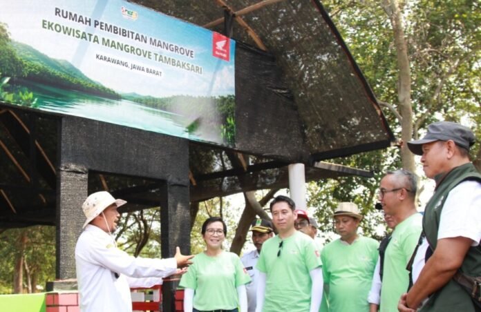 Upaya menjaga keberlanjutan ekosistem pesisir terus dilakukan PT Astra Honda Motor (AHM) melalui program konservasi lingkungan di Kawasan Ekowisata Mangrove Tambaksari, Karawang.