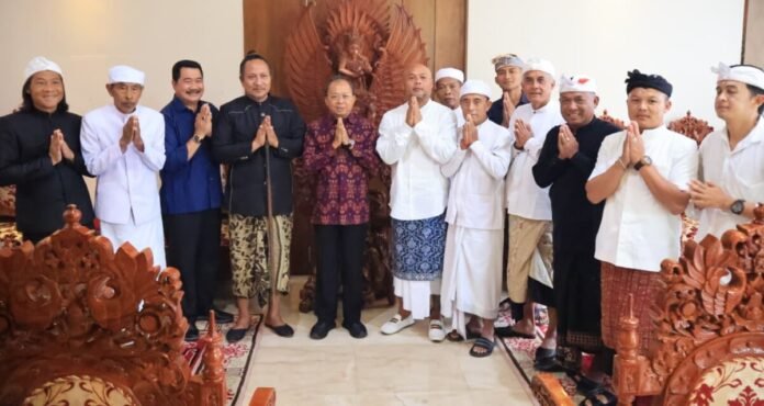 Persiapan pelaksanaan Karya Tawur Agung Manca Wali Krama dan renovasi Pura Ulun Danu Batur mendapat dukungan dari Pemerintah Provinsi Bali. Komitmen tersebut ditegaskan Gubernur Bali Wayan Koster saat menerima audiensi panitia pelaksana di Jayasabha, Denpasar, Rabu (22/7/2026).