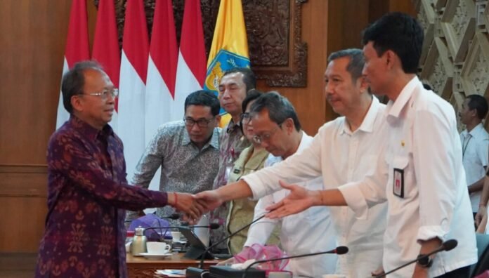 Upaya menjaga keberlanjutan sektor pertanian di Bali terus diperkuat. Gubernur Bali Wayan Koster memimpin rapat koordinasi bersama seluruh bupati/wali kota se-Bali untuk membahas pemenuhan serta penetapan Lahan Pertanian Pangan Berkelanjutan (LP2B) di Gedung Kertha Sabha, Jayasabha, Denpasar, Rabu (22/7/2026).