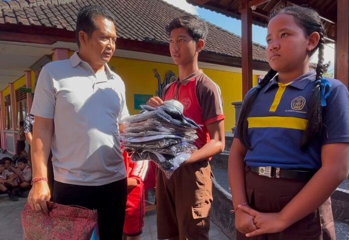 Bupati Jembrana I Made Kembang Hartawan menggandeng sektor swasta menyalurkan 138 paket seragam sekolah untuk membantu siswa kurang mampu dan mendukung pemerataan pendidikan di Jembrana.