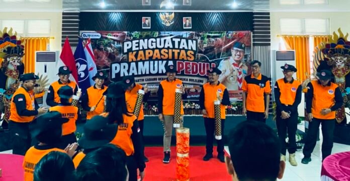 Gerakan Pramuka Kwartir Cabang (Kwarcab) Buleleng kembali menunjukkan kepeduliannya terhadap masyarakat melalui aksi sosial pembangunan rumah layak huni. Memasuki rangkaian Hari Pramuka dan Bulan Bakti Pramuka 2026, Kwarcab Buleleng mengaktifkan kembali program Bumbung Kemanusiaan sebagai sarana menghimpun bantuan untuk warga yang membutuhkan.