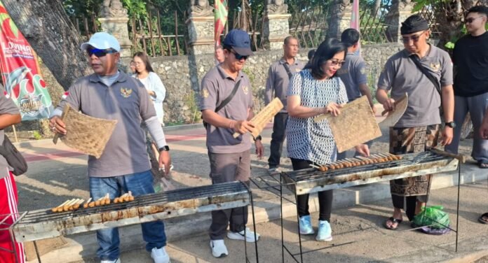 Hari kedua Lovina Festival 2026 di Pantai Tasik Madu, Lovina, Sabtu (25/7/2026), diisi dengan kegiatan Gerakan Memasyarakatkan Makan Ikan (Gemarikan). Program yang menjadi bagian dari rangkaian festival tersebut menyuguhkan 500 porsi aneka olahan ikan kepada pengunjung sekaligus mengampanyekan pentingnya konsumsi ikan bagi kesehatan.