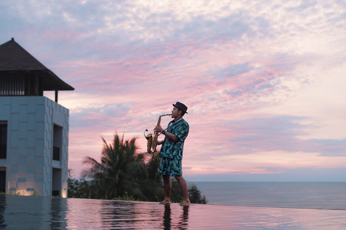 Pullman Bali Legian Beach menghadirkan ‘Ravishing Rum Rivals’ dengan sajian koktail rum tropis, musik, dan hiburan tepi pantai yang memadukan kreasi minuman serta suasana santai khas Bali, menciptakan pengalaman sore yang menarik bagi para tamu.