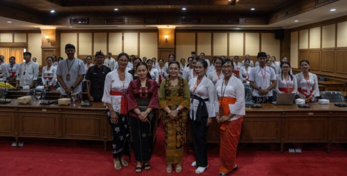 Bunda PAUD Kabupaten Badung, Nyonya Rasniathi Adi Arnawa membuka Workshop Peningkatan SDM Guru dan Tenaga Kependidikan PAUD di Ruang Rapat Madya Gosana, Kantor DPRD Kabupaten Badung, Minggu (5/7).