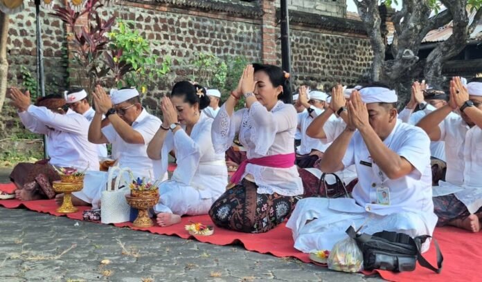 Menjelang peringatan Hari Ulang Tahun (HUT) ke-81 Kemerdekaan Republik Indonesia, Pemerintah Kabupaten Buleleng mengawali rangkaian kegiatan dengan melaksanakan matur piuning.