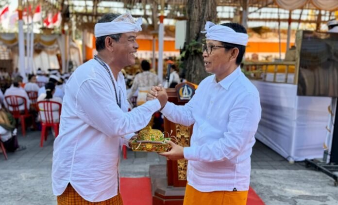 Suasana khidmat menyelimuti pelaksanaan (Nodya) Puncak Karya Atma Wedana/Nyekah Massal Desa Adat Tuban yang digelar di Lapangan Basket Desa Adat Tuban, Kelurahan Tuban, Kecamatan Kuta, Rabu (5/8/2026).