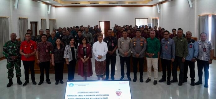 Bupati Wayan Adi Arnawa saat membuka Bimtek Peningkatan Kapasitas bagi Kaling dan Kelian Banjar Dinas se-Kecamatan Kuta Utara di Ruang Rapat Kantor Camat Kuta Utara, Selasa (18/8).