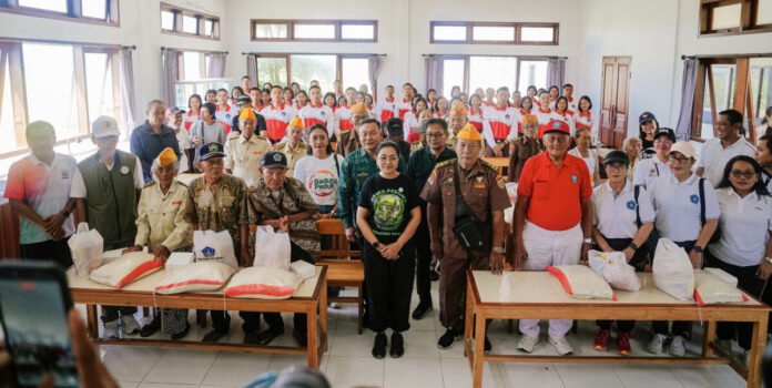 Ketua K3S Kabupaten Badung, Nyonya Rasniathi Adi Arnawa saat menyerahkan bingkisan kepada para Veteran di dua (2) Kecamatan, Jumat (28/8).