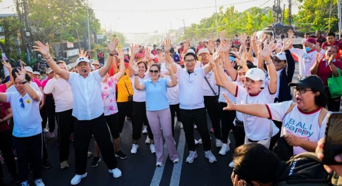 Bupati Wayan Adi Arnawa saat Badung First Car Free Day di sepanjang Jalan Teuku Umar Barat, Kelurahan Kerobokan Kelod, Kecamatan Kuta Utara, Badung, Minggu (30/8).
