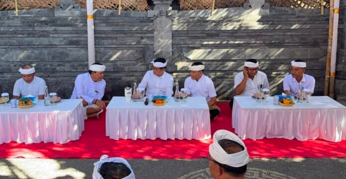 Bupati Badung I Wayan Adi Arnawa menghadiri puncak pelaksanaan Karya Mamungkah, Padudusan Alit, Ngunggahang Dewa Pitara dan Ngikup Dewa yang digelar Dadia Penitangan, Jimbaran, Kecamatan Kuta Selatan, Rabu 5 Agustus 2026.