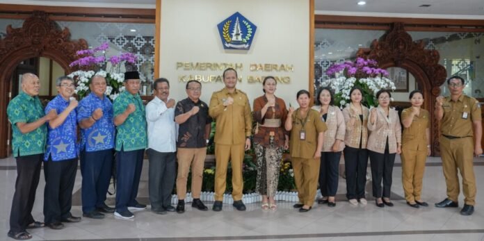 Ketua FKUB Badung, Bagus Alit Sucipta dan Ketua GOW Badung, Putu Yunita Oktarini menandatangani Perjanjian Kerja Sama antara FKUB Badung dan GOW Badung di Ruang Pertemuan Wakil Bupati, Puspem Badung, Senin (31/8/2026).