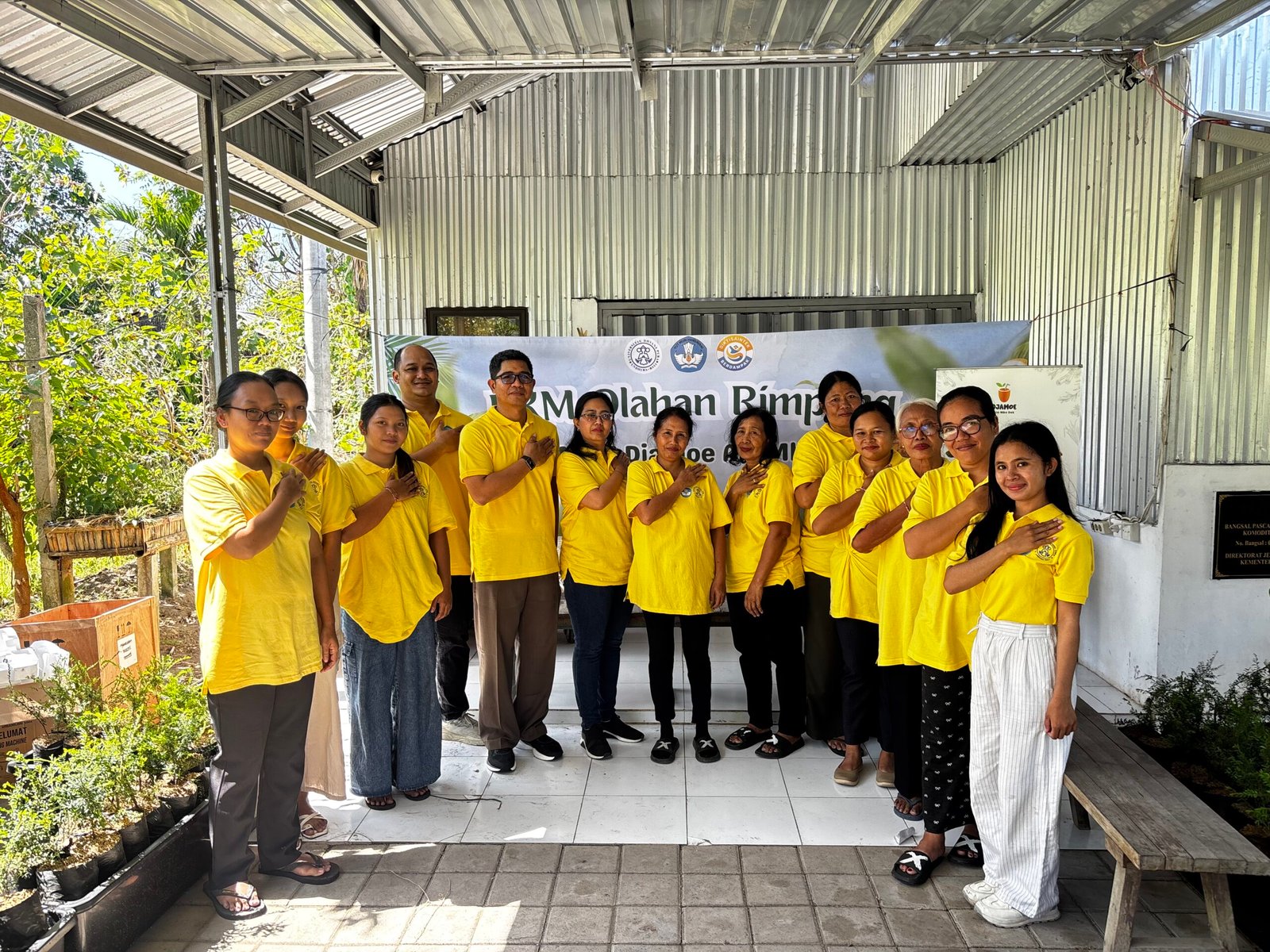 niversitas Dhyana Pura (Undhira) melalui Program Pengabdian kepada Masyarakat (PKM) skema Pemberdayaan Berbasis Masyarakat (PBM) mendampingi UMKM Djamoe Ala Mbo Dek di Kebun Kalpataru, Jalan Sedap Malam, Denpasar