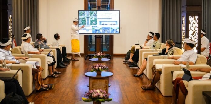 Bupati Wayan Adi Arnawa saat menerima manajemen PT. SMI di Rumah Jabatan Bupati, Puspem Badung, Kamis (27/8).