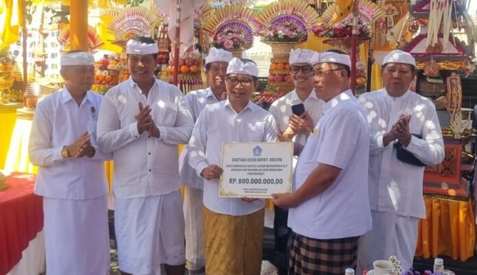 Bupati Badung I Wayan Adi Arnawa saat menghadiri puncak Karya Mamungkah, Ngenteg Linggih, Padudusan Alit, Medasar Caru Rsi Gana dan Caru Panca Rupa di Pura Maspahit, Banjar Kayutulang, Canggu, Kuta Utara, Rabu (12/8/2026).