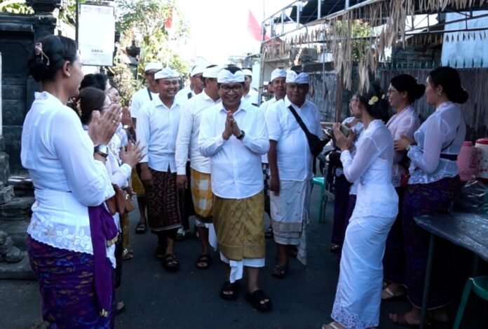 Bupati Badung I Wayan Adi Arnawa saat menghadiri pujawali piodalan majelihan di Pura Dalem Sari, Banjar Titih, Desa Adat Kapal, Kecamatan Mengwi, Rabu (12/8/2026).