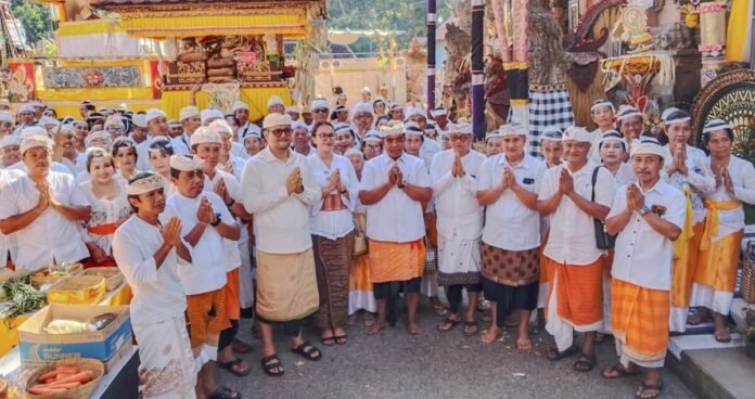 Wakil Bupati Badung Bagus Alit Sucipta menghadiri puncak Piodalan Padudusan Agung yang digelar di Pura Dalem Desa Adat Ambengan, Banjar Ambengan, Desa Ayunan, Kecamatan Abiansemal, Rabu (12/8/2026).
