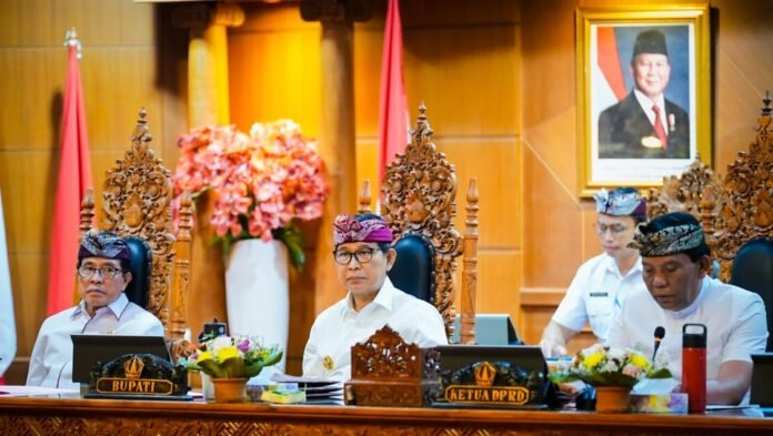 Bupati Wayan Adi Arnawa saat Rapat Paripurna DPRD Badung di Ruang Utama Gosana, Gedung DPRD Badung, Kamis (13/8/2026).
