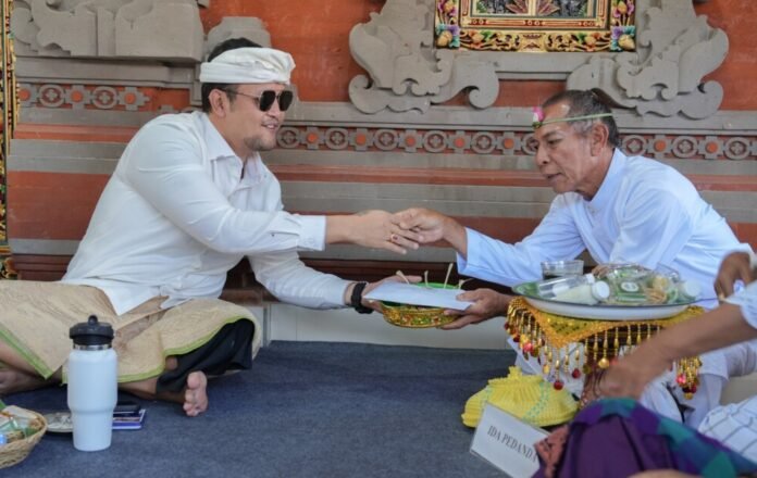 Wakil Bupati Badung Bagus Alit Sucipta hadir menyaksikan rangkaian upacara Pediksan Ida Pedanda Gede Putra Beraban dan Ida Pedanda Istri Tapaswi di Griya Beraban, Denkayu, Kecamatan Mengwi, Rabu 26 Agustus 2026.