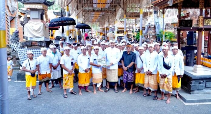 Wabup Bagus Alit Sucipta hadiri puncak Karya Melaspas, Mendem Pedagingan, Ngenteg Linggih, Padudusan Agung di Pura Dalem, Banjar Batubayan, Desa Adat Batubayan, Abiansemal, Sabtu (8/8).