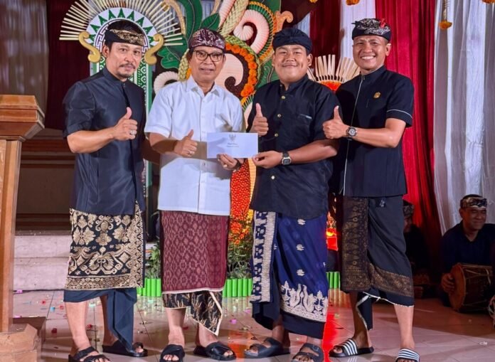 Bupati Wayan Adi Arnawa menghadiri perayaan HUT Ke-63 Sekaa Teruna Yowana Pratyaksa Banjar Bualu, Desa Adat Bualu, Kuta Selatan, Sabtu (29/8).