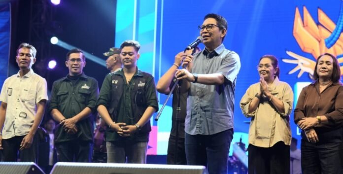 Semarak Darmasaba Village Festival (Davest) III Tahun 2026 resmi ditutup Bupati Badung I Wayan Adi Arnawa di Lapangan Umum Desa Darmasaba, Kecamatan Abiansemal, Minggu (16/8/2026).