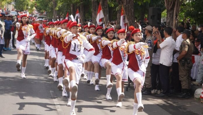 Rangkaian peringatan Hari Ulang Tahun ke-81 Kemerdekaan Republik Indonesia di Kabupaten Buleleng berlangsung semarak melalui kegiatan Gerak Jalan 8 Kilometer tingkat SMP.