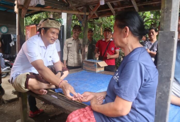 Pemerintah Kabupaten Jembrana memberikan pendampingan kepada warga yang menjadi korban kebakaran di Banjar Ketiman, Desa Manistutu, Kecamatan Melaya. Bupati Jembrana I Made Kembang Hartawan turun langsung meninjau lokasi kebakaran sekaligus menyerahkan bantuan kepada pemilik rumah, I Ketut Sumerta, Kamis (6/8/2026).