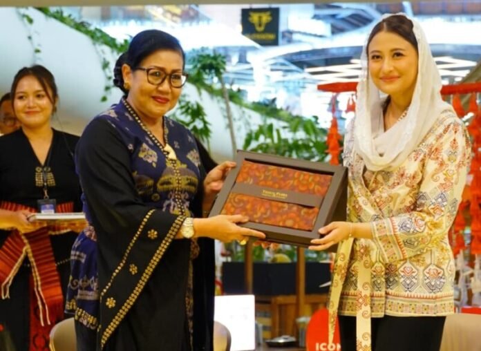 Putri Koster saat menjadi pembicara dalam talkshow inspiratif yang mendorong perempuan Bali untuk berani berwirausaha dan mengembangkan potensi diri