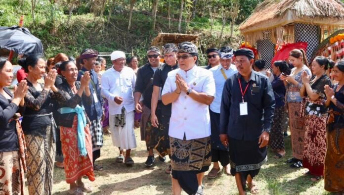 Kekompakan krama Desa Adat Mengandang, Kecamatan Kubutambahan, dalam melaksanakan kewajiban adat dan agama mendapat perhatian dari Wakil Gubernur Bali I Nyoman Giri Prasta. Ia hadir dalam pelaksanaan Upacara Pitra Yadnya/Ngaben Kinembulan Sawa Prakerti yang digelar di desa tersebut, Kamis (6/8/2026).