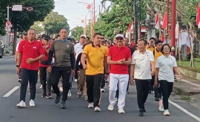 Pemerintah Kabupaten Bangli mengawali rangkaian peringatan kemerdekaan dengan menggelar jalan santai yang dilepas Wakil Bupati Bangli, I Wayan Diar, di kawasan utara Alun-Alun Bangli, Jumat (7/8/2026).
