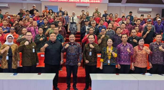 Bupati Bangli Sang Nyoman Sedana Arta saat membuka Sosialisasi dan Penyerapan Aspirasi Rancangan Undang-Undang (RUU) Satu Data Indonesia (SDI) serta Digitalisasi Perlindungan Sosial di Gedung Bukti Mukti Bhakti (BMB) Kantor Bupati Bangli, Jumat (7/8/2026).