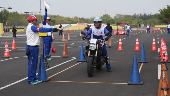 Kemampuan para instruktur dan advisor keselamatan berkendara Honda kembali diuji melalui Astra Honda Safety Riding Instructors Competition (AHSRIC) 2026.
